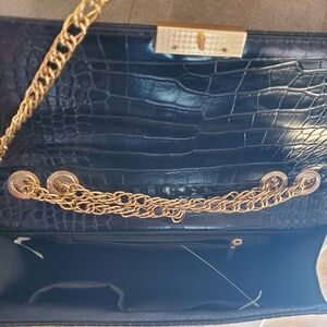 Elegant Black Croc-Embossed Chain Bag